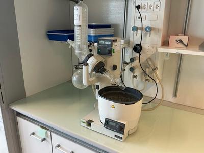 Immagine panoramica di Büchi Rotavapor R-205 rotary evaporator with heating bath
